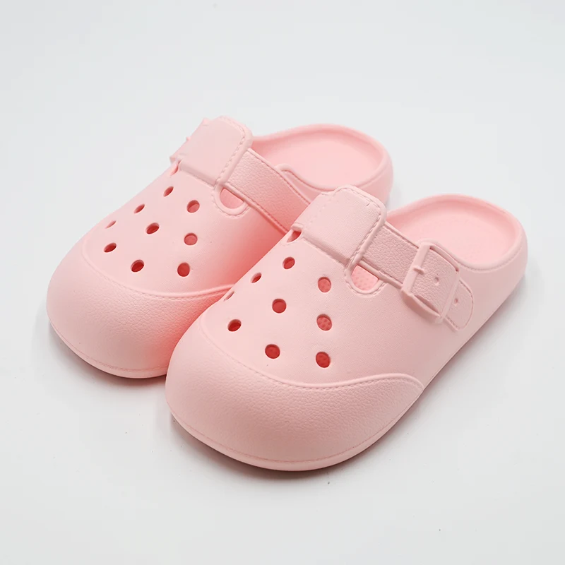 Flip Flops مقابل Slides: اختيار الأحذية الصيفية الصحيحة